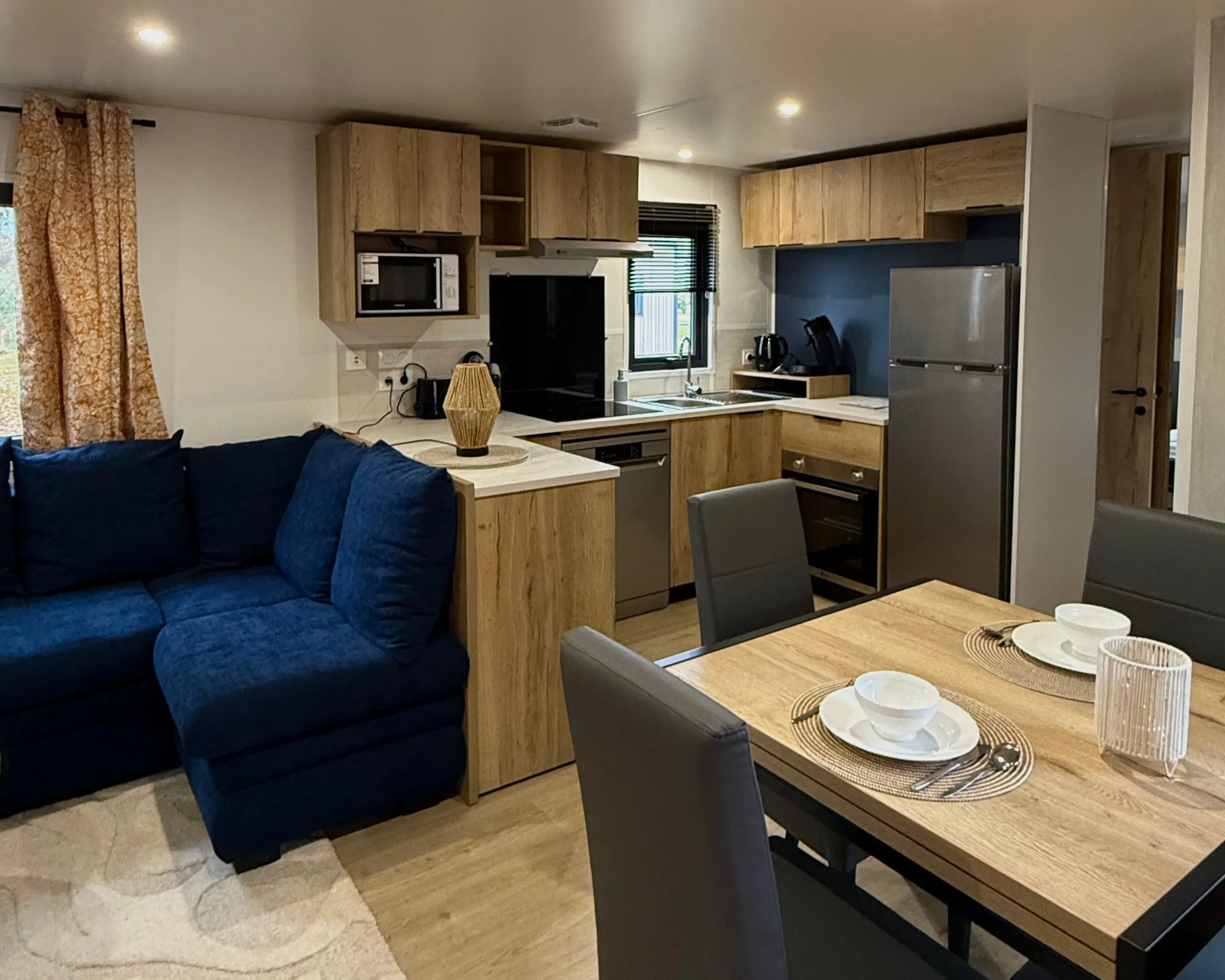 Woonkamer met zithoek en open keuken